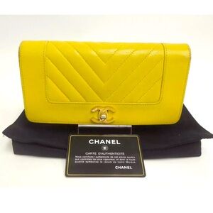 SOLD !!!!Authentic CHANEL CC Chevron V Stitch Leather Bifold Long Wallet 💝